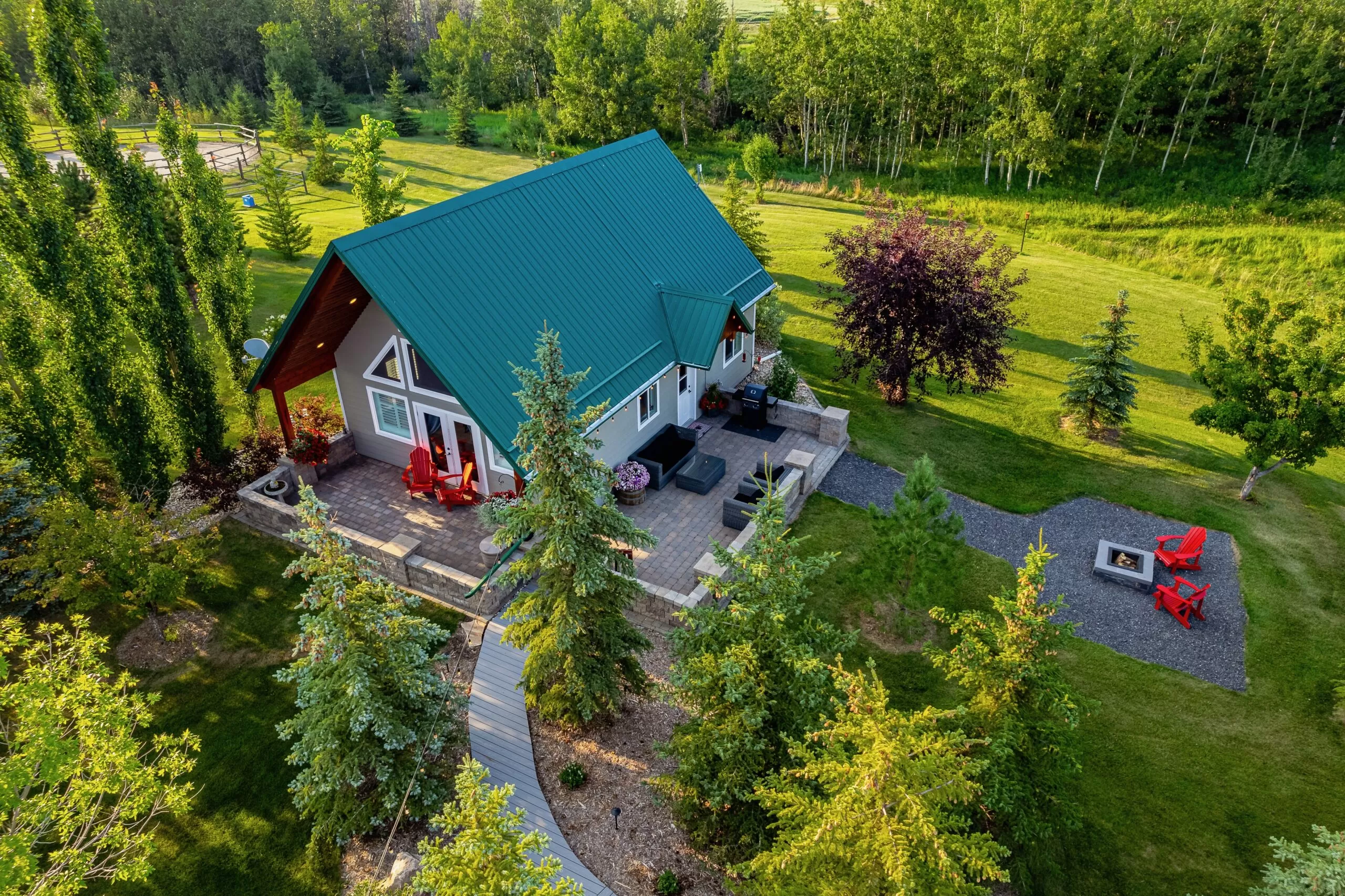 Beaver Hills Retreat - Enclosed courtyard and south facing yard