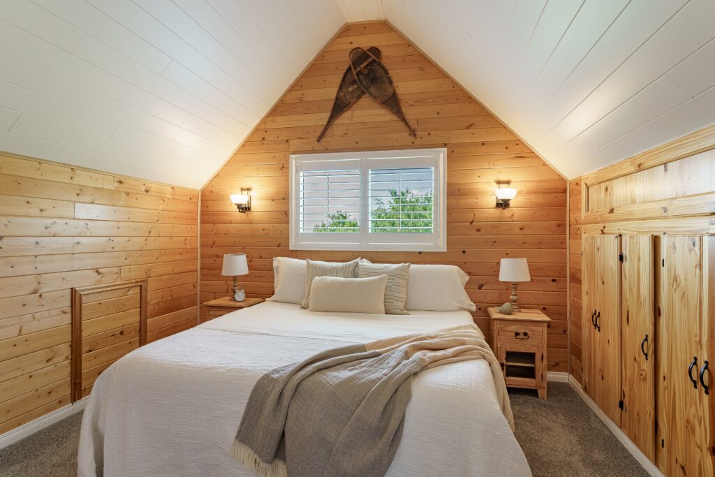 Beaver Hills Retreat King bed